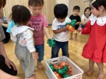 お片付けしている子どもの画像