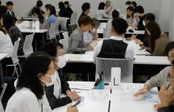 意見交換で話し合いをする様子