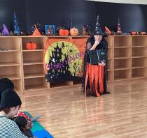 先生が鼻を指している画像