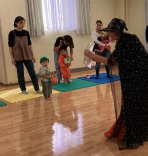 モンスターをもっておどっている画像