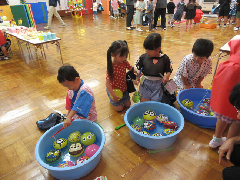 ヨーヨー釣りをしている画像