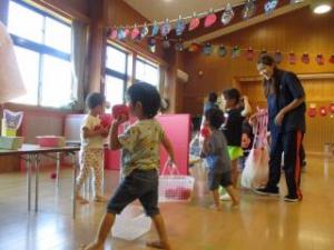 的当てをしている画像