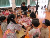 お店屋さんごっこを楽しんでいる画像