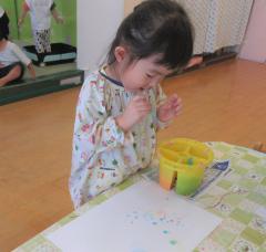 かに組のストローを使って絵の具遊びの画像