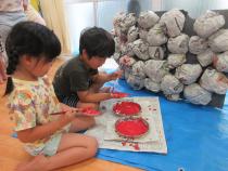 年長組のお化け屋敷の大道具づくりの画像