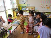 シールを貼ってもらっている様子の画像