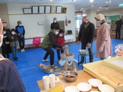 子どもがもちつきをしている写真