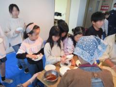 つきたてのお餅を食べている写真