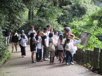 天筒山登山道でガイド中