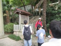 金崎宮前で解説中