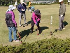 しっかりと狙って打とうとする写真