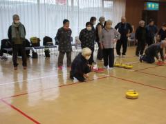 フロアカーリングをしている写真