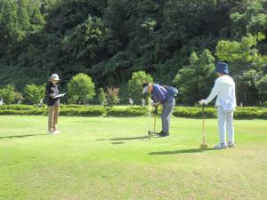 グラウンドゴルフを楽しむ写真