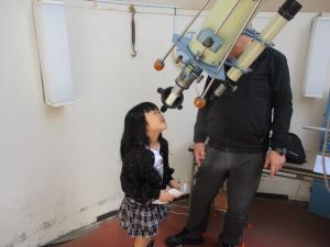 望遠鏡を覗く女の子