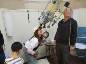 望遠鏡を覗くママ