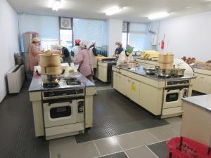 もち米を蒸している写真