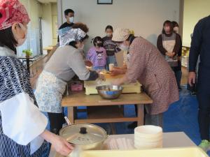 もちを丸めている写真