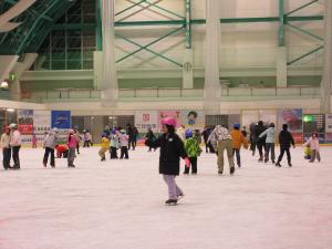 みんなでスケートをしている写真