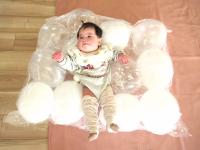 風船マットに寝転んでいる女児