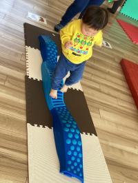 くねくねはしごを渡る男児