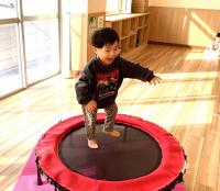 トランポリンであそぶ男児の画像