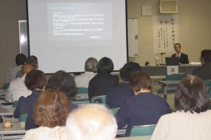 講師の話を聞く受講者