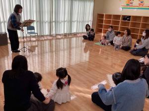 歌に合わせてあいさつをしています