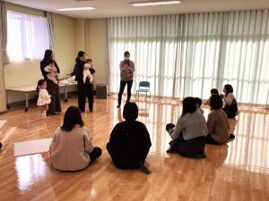 親子で順番に自己紹介をしています