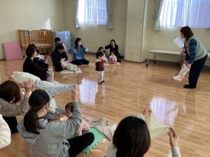 ハンカチを使っていないいないばあをしています