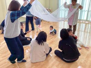 布のトンネルで遊んでいます