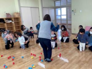 布ボールを使って豆まきごっこをしています