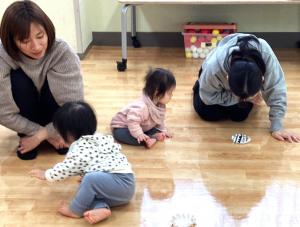 紙皿の吹きゴマ回しに挑戦しています