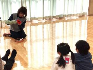 あおむしのパペットシアターを見ています