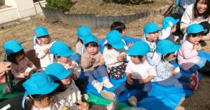 焼き芋を食べています。