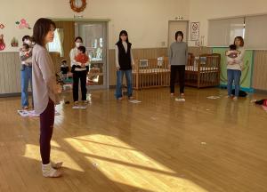 足指を立てて立っているところです