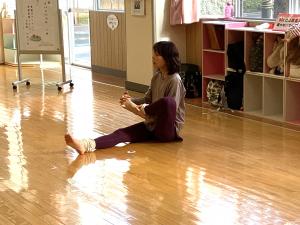 座って足首を回しているところです