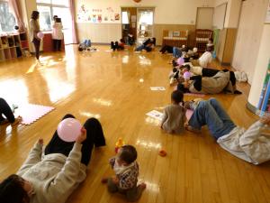 寝転がって風船を膨らませているところです