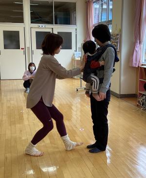 抱っこ紐の付け方を見てもらっているところです