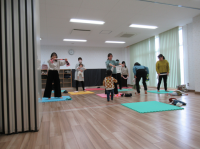 タオルやラップ芯を使いストレッチする画像