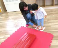 足型でじょうずに止まっている女児の画像