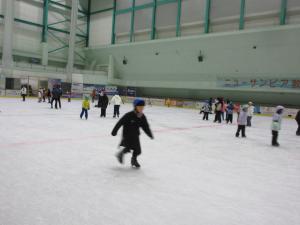 アイススケートで颯爽と滑る少年