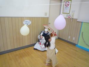 風船羽子板をしています