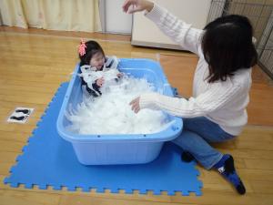 お花紙でつくったプールに入っています