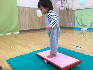 バランスボードに乗っています