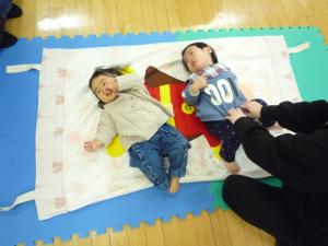 布ブランコにお友達と並んで寝ています