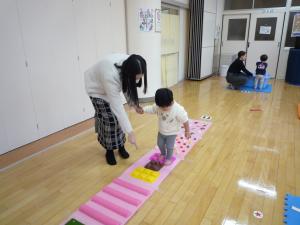 センサリーマットの上を歩いています