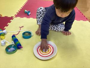 紙皿コマを回しています