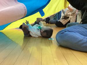 バルーンを見上げています