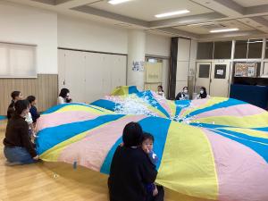 バルーンに雪に見立てたお花紙を散らします