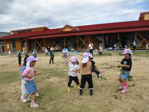 芋づるで遊んでいる画像